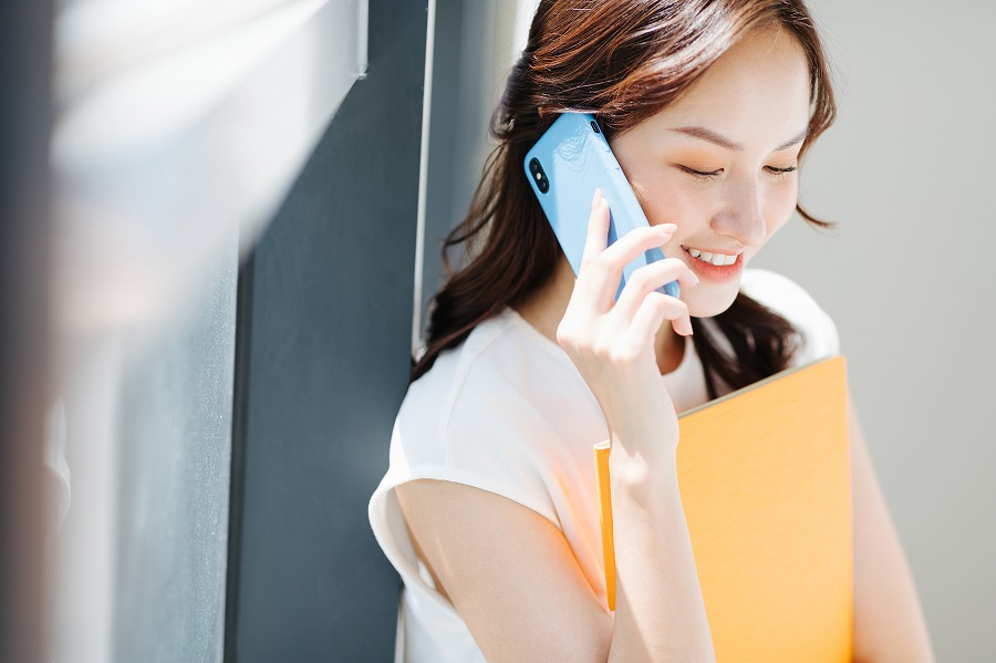 電話を掛ける女性